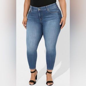 NWT Torrid Bombshell Skinny Premium Stretch High-Rise Jean - Size 12 Short